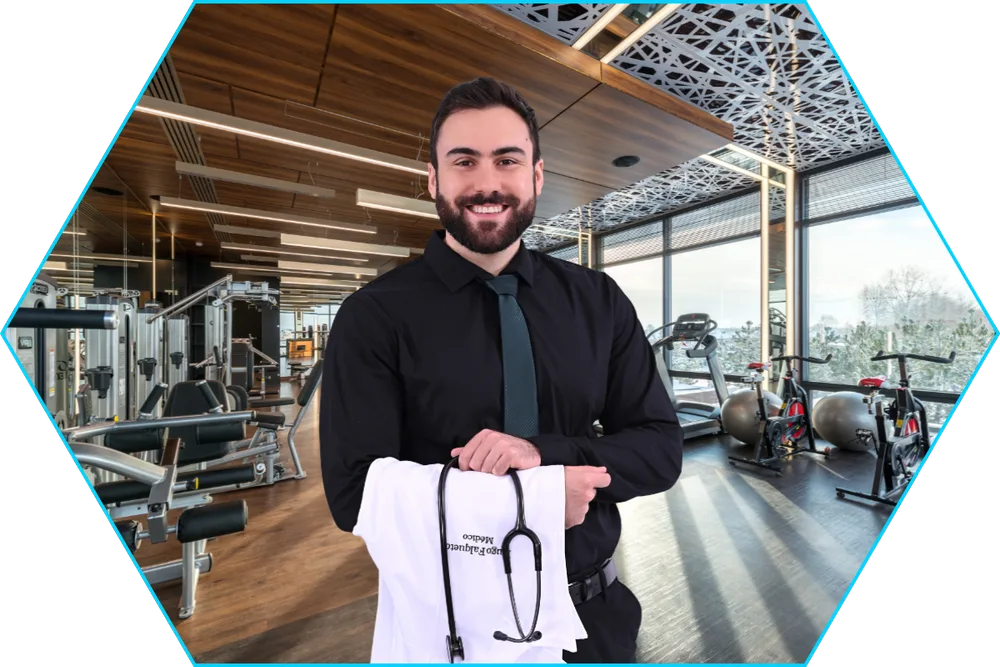Dr. Hugo Falqueto, médico do exercício e do esporte, segurando um jaleco e estetoscópio.