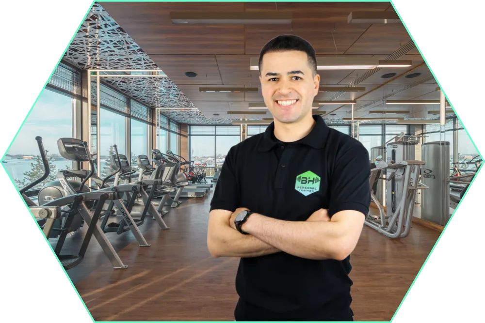 MSc. Jorge Lúcio, personal trainer, em uma sala de musculação.